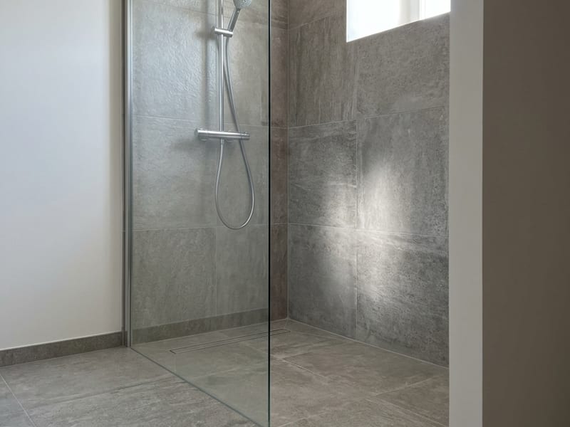 Douche à l’italienne carrelée avec receveur intégré dans une salle de bain rénovée